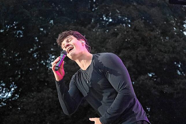 Bild 1: Regenfeste Wincent-Weiss-Fans in Salem