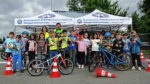 Sie sind stolz, schon gut auf zwei Rädern unterwegs zu sein: Die jungen Teilnehmer des Fahrradsicherheitsturniers. Foto: SAC