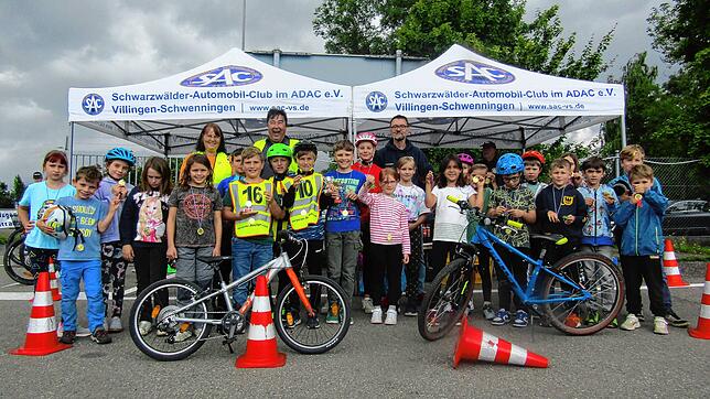 Sie sind stolz, schon gut auf zwei Rädern unterwegs zu sein: Die jungen Teilnehmer des Fahrradsicherheitsturniers. Foto: SAC