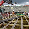 Auf der Baustelle für den Waggershausener Tunnel arbeiten Bauleute an der Verschalung für die Tunnelröhre. Der B-31-Ausbau ist für die ...