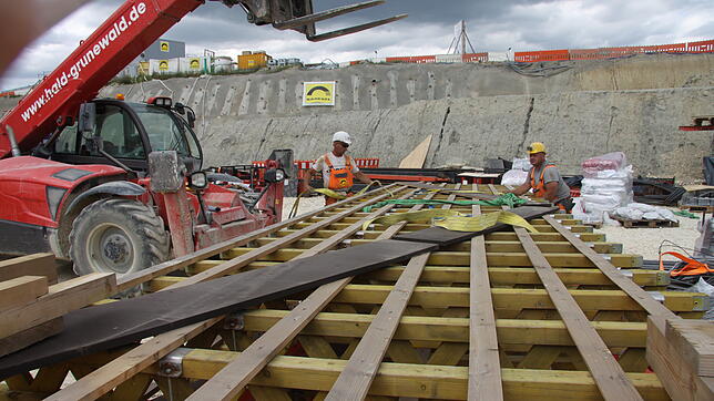 Auf der Baustelle für den Waggershausener Tunnel arbeiten Bauleute an der Verschalung für die Tunnelröhre. Der B-31-Ausbau ist für die ...