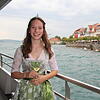 Vor der Einfahrt in den Meersburger Heimathafen: Bodenseeweinprinzessin Pia Dreher begleitet eine Weinprobe auf der MS Überlingen.