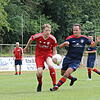 Zweikampf: Der Wutöschinger Torsten Pietzke (links) bei der 1:3-Niederlage im Laufduell mit Matthias Burger vom FC Schlüchttal.