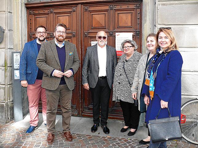 Die ganze Familie vor dem Rathaus: Michael, Andreas, Vater Werner, Mutter Eva Hennemann, Schwägerin Caroline und Frau Christine ...