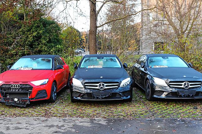 Fahrzeuge einer nahegelegenen Autovermietung sind deutlich gezeichnet von der Brandnacht. Fronten sind teilweise geschmolzen.