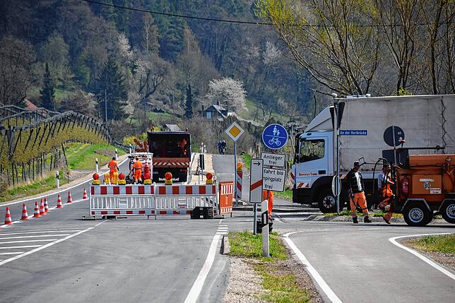 Letzte Arbeiten an der Einmündung der B34 in die Straße „An der Hurtbrücke“ Richtung Bodman.