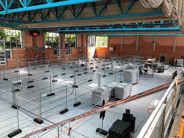 An einem Wochenende haben Helfer des THW die Kreissporthalle erneut in eine Unterkunft für geflüchtete Menschen umgewandelt.