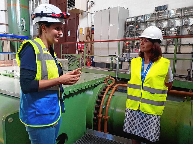 Ingenieurin Nadine Zumkeller (links) erklärt der Bundestagsabgeordneten Rita Schwarzelühr-Sutter das Pumpspeicherwerk Waldshut.