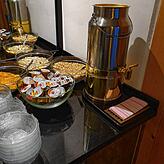 Müsli, Corn Flakes und warme Milch in Enis Sporttreff.