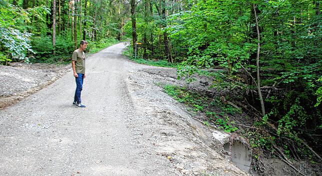 Stadtförster Jörn Bürger steht an der gleichen Stelle, an der in der SÜDKURIER-Berichterstattung Anfang Juli die Rohrleitung deutlich zu ...