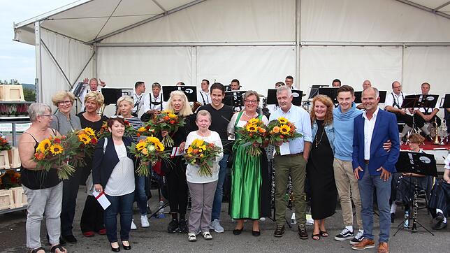 Ehrungen zum 25. Geburtstag des Edeka-Aktivmarkts Knoblauch: (von links) Margarete Zahn, Cornelia Wehweck, Suzanna Macura, Helene ...