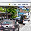 Reger Verkehr mit Autos aus der Schweiz war bereits am Montagmorgen am Grenzübergang Waldshut-Rheinbrücke in beiden Richtungen zu ...