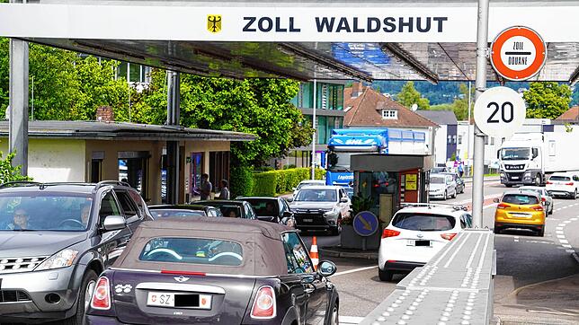 Reger Verkehr mit Autos aus der Schweiz war bereits am Montagmorgen am Grenzübergang Waldshut-Rheinbrücke in beiden Richtungen zu ...