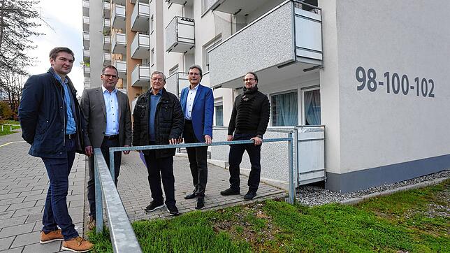Martin Löhle und Michael Pfefferkorn von Vonovia und Herbert Weber und Winfried Kropp vom Mieterbund Bodensee (von links) blicken auf ...