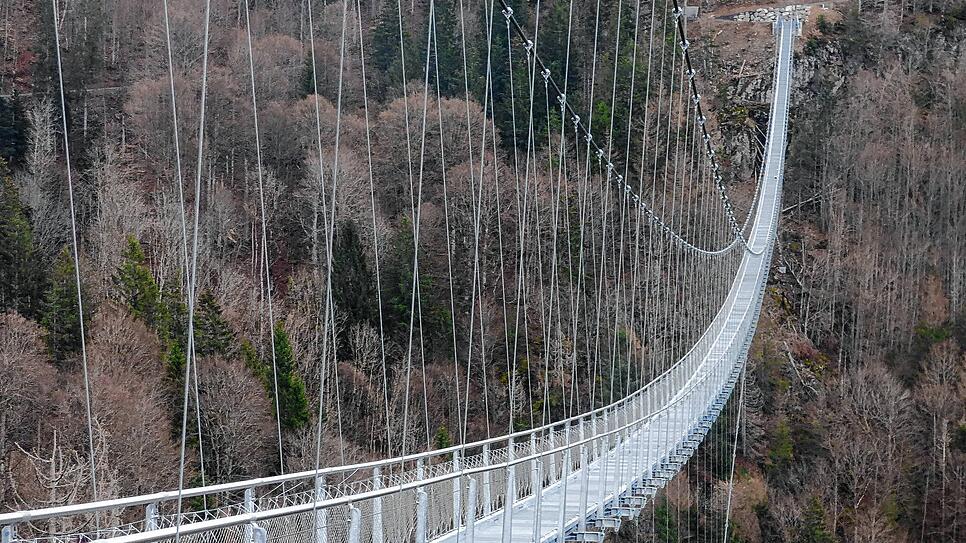 Die Hängebrücke in Todtnau kurz vor ihrer Fertigstellung. An Pfingsten wird sie eröffnet.