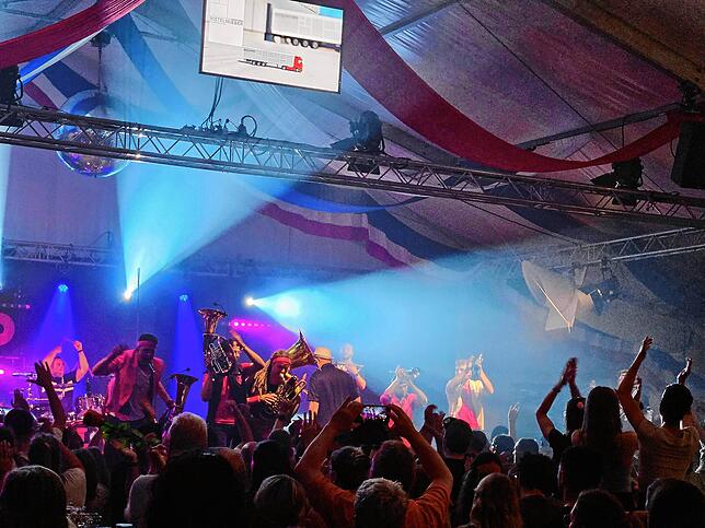 Bild 11: Chilbi 2024: Gute Laune beim Brassabend mit Brasstastisch und Brasslufthamma