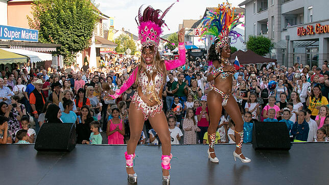 Schöne Unterhaltung: Bei der brasilianischen Samba-Show kamen bunte Kostüme mit vielen Federn und wenig Stoff zum Einsatz. Viele der ...