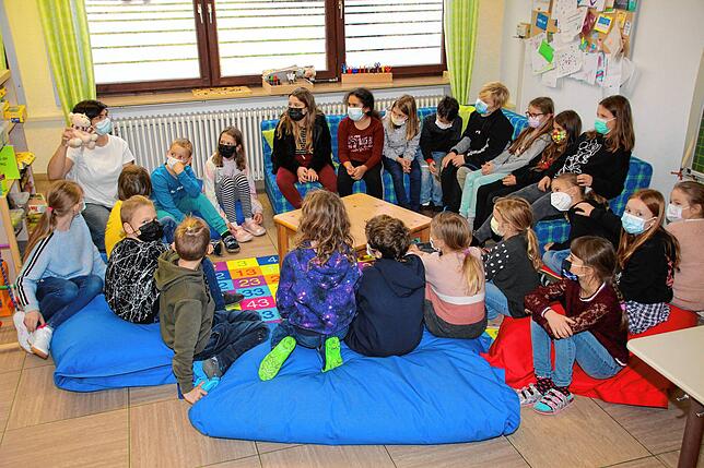 Die Klasse 3 der Sauldorfer Auentalschule war mit Schulsozialarbeiterin Tina Kiene (2.v.l.) bei der Weihnachtseinstimmung der Frage ...