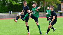 Ausgetanzt: Mit dem entfesselt aufspielenden zweifachen Torschützen Sascha Strazzeri (Mitte) hatten Tobias Ramsteiner (links) und ...