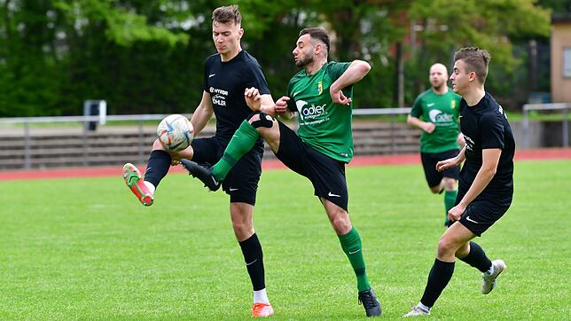 Ausgetanzt: Mit dem entfesselt aufspielenden zweifachen Torschützen Sascha Strazzeri (Mitte) hatten Tobias Ramsteiner (links) und ...