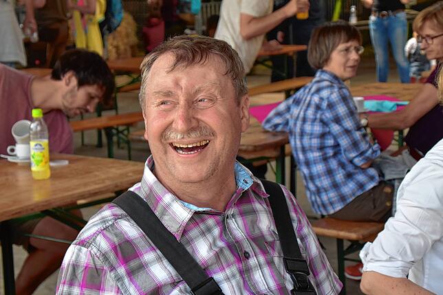 Landwirt Richard Auer hat gut lachen. Ihm und den von ihm bewirtschafteten Flächen geht es viel besser, seit er unkonventionelle Wege geht.