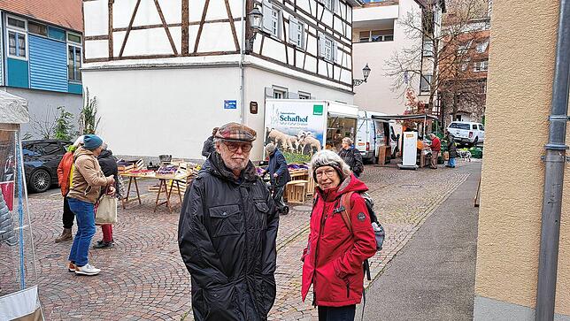 Herbert Kratz und Hannelore Deschler aus Fischbach fehlt derzeit die klassische Markt-Atmosphäre.