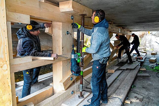 Richtig massiv und schwerlasttauglich müssen die hölzernen Stützen sein, die ein mögliches Abstürzen der alten, maroden Betonbrücke ...