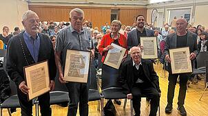 Die Geehrten des Abends (von links): Wolf-Dieter Specht, Ludwig Seeberger, Claudia Brackmeyer, die den Ehrenring der Gemeinde erhalten ...