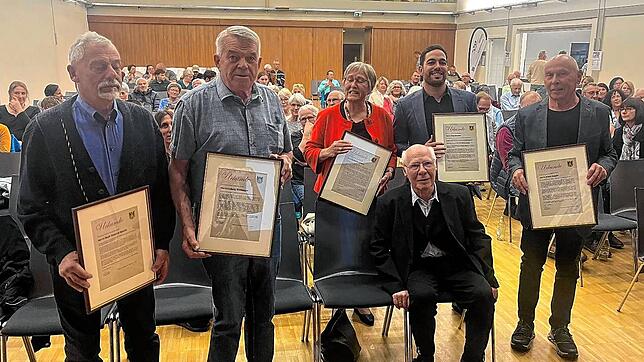 Die Geehrten des Abends (von links): Wolf-Dieter Specht, Ludwig Seeberger, Claudia Brackmeyer, die den Ehrenring der Gemeinde erhalten ...
