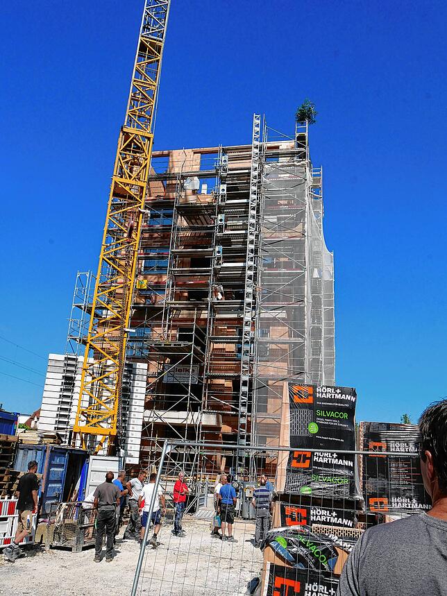 Nachdem das zweite Gebäude noch nicht angefangen wurde, hat man freien Blick auf das hohe Gebäude