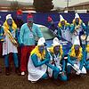 Die Gruppe "Dä Traditonsverein" beim Schlumpftreffen in Tiengen an der Wutach 2016: Michael Bernatek (stehend, Zweiter von rechts) und ...