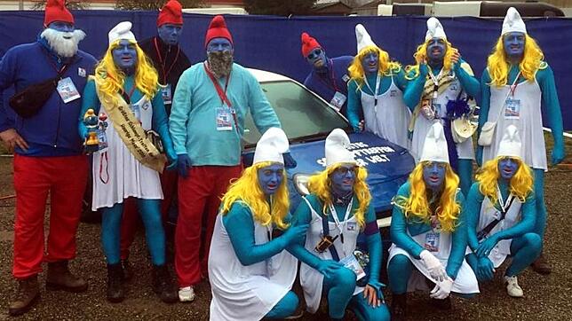 Die Gruppe "Dä Traditonsverein" beim Schlumpftreffen in Tiengen an der Wutach 2016: Michael Bernatek (stehend, Zweiter von rechts) und ...