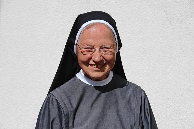 Sr. Walburg Haag ist eine lebensfrohe Ordensschwester mit einem herzlichen Lachen. Sie löste Sr. Herrad Kientz als Oberin des Walder ...