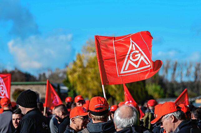 Teilnehmer einer Kundgebung der Gewerkschaft IG Metall während eines Warnstreiks in Pfullendorf.