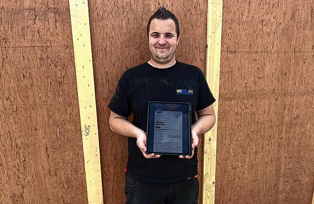Max Grabs zeigt auf einem Tablet-Computer die Spendenseite beim Bezahldienst Paypal, die bereits rund 11.000 Euro an Spenden für die ...