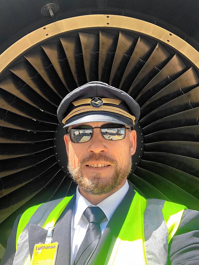 Matthias Wiehle vor einer Flugzeug-Turbine. Der 54-Jährige ist Kapitän bei der Lufthansa.