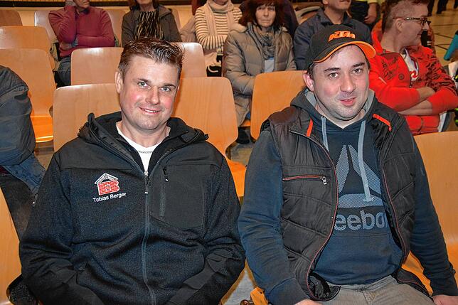 Tobias Berger (links) und Manuel Gerspach aus Herrischried besuchen die Informationsveranstaltung, „da man viel hört und wissen möchte, ...