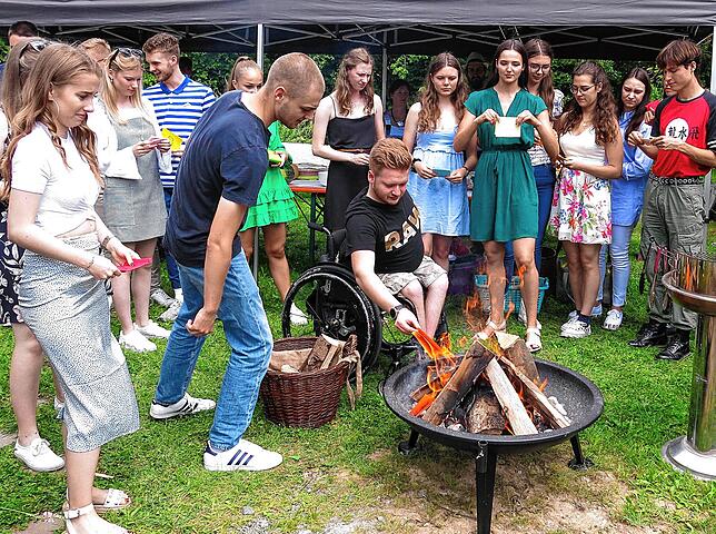 Weder das Abitur 2020 noch die Lebenswünsche werden auf der Abifeier des BZM Markdorf ein Opfer der Flammen, sondern sollen nach ...