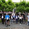 So sehen Sieger aus: Im Rahmen einer Freiluft-Feierstunde würdigte der Erste Landesbeamte Philipp Gärtner (Mitte vor dem Banner) die ...