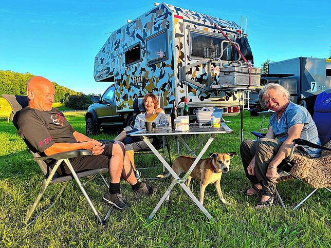 Franz Halder und Conny Zell aus Bad Waldsee mit Odilo Kübler aus Weilheim in Oberbayern genießen die entspannte Atmosphäre auf der ...