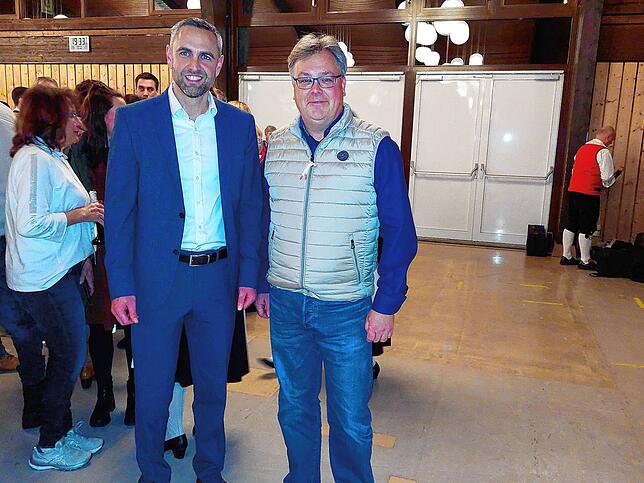 Der alte Bürgermeister Carsten Quednow (rechts) und sein Nachfolger Mike Biehler nach der Verkündung des Wahlergebnisses.