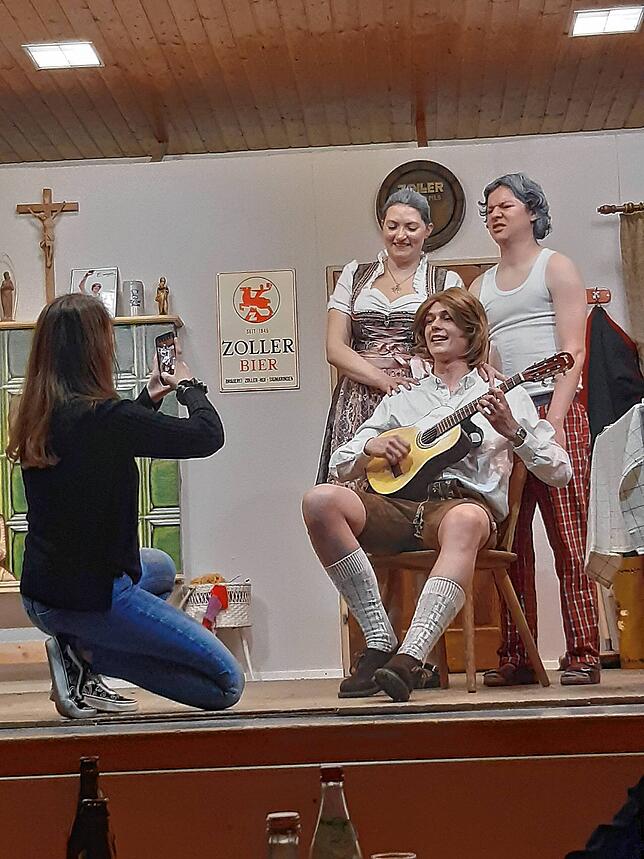 Zum Abschied posiert Ewald Hinterler noch fürs Familienalbum und gibt seinen neuesten Hit zum Besten. Im Bild (von links): Rebecca Mors, ...