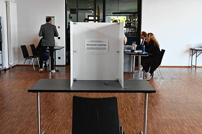 Hinter diesen Abdeckungen können Wähler die Kreuzchen machen. Hier ist das Wahllokal im Seeum zu sehen.