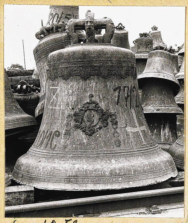 Ein ganz besonderes Bild: Diese historische Aufnahme, vermutlich aus dem Dezember 1947, zeigt die Fridolinsglocke in Hamburg. In der ...