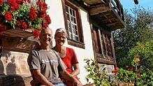 Sie freuen sich schon aufs große Fest. Klaus und Silke Richter vor dem Röthenlochhof.