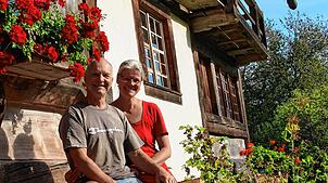 Sie freuen sich schon aufs große Fest. Klaus und Silke Richter vor dem Röthenlochhof.