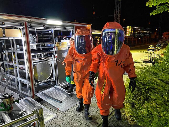 Einsatzkräfte der Feuerwehr in Schutzanzügen beim Gefahrgutunfall im Oktober 2024 auf dem Fondium-Gelände.