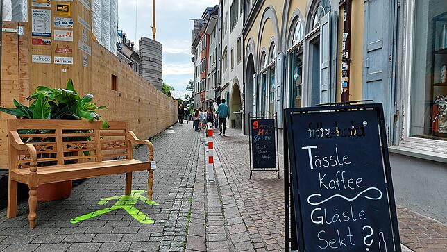 Schilder sollen in der Zollernstraße auf die Angebote der Geschäfte aufmerksam machen. Die Bank steht ebenfalls zum Verkauf, sie gehört ...