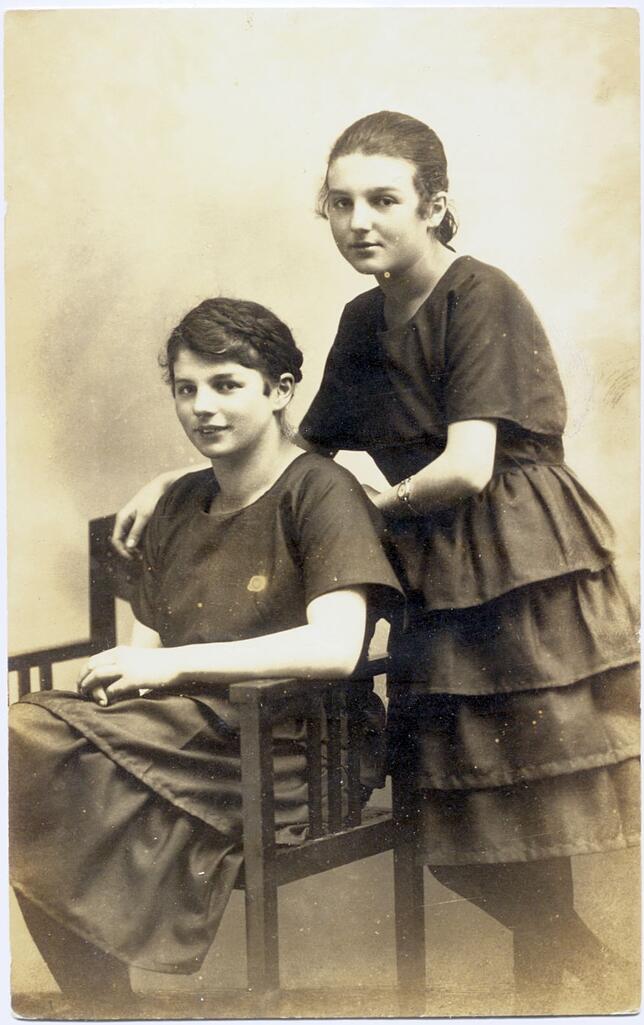Tante Helene und Mutter Berta Amman (rechts) um 1918.