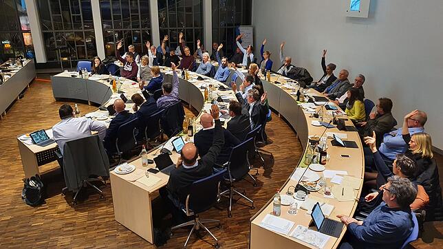 Abstimmung über das Gewerbegebiet Hirschlatt im Häfler Gemeinderat. Mit 22 zu 15 Stimmen wird das Vorhaben des Regionalverbands abgelehnt.